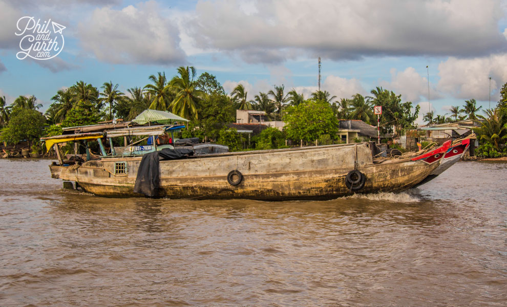 Mekong_Delta_boat_on_river_2