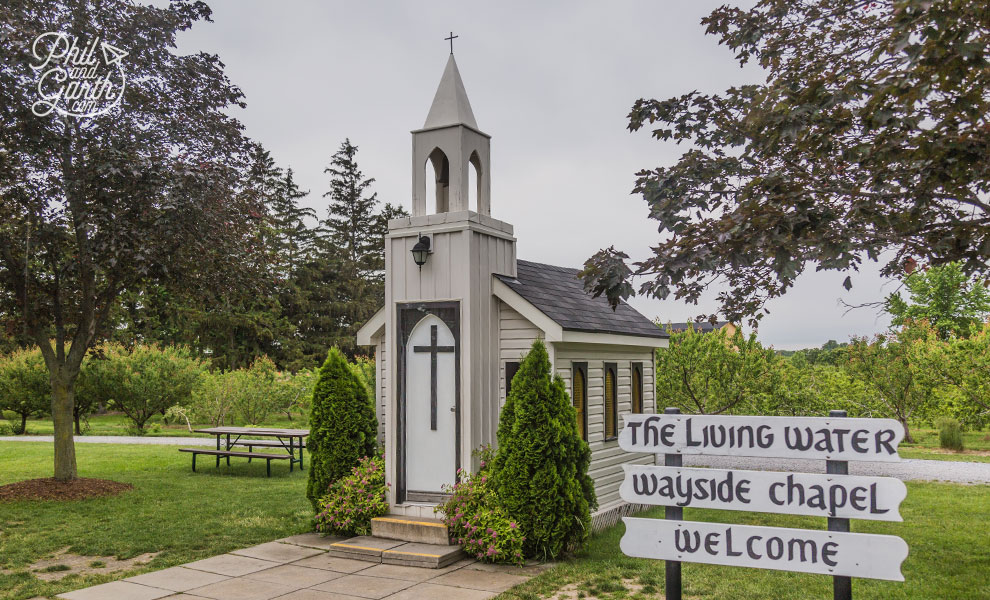 Tour to Niagara Falls from Toronto - The world's smallest chapel