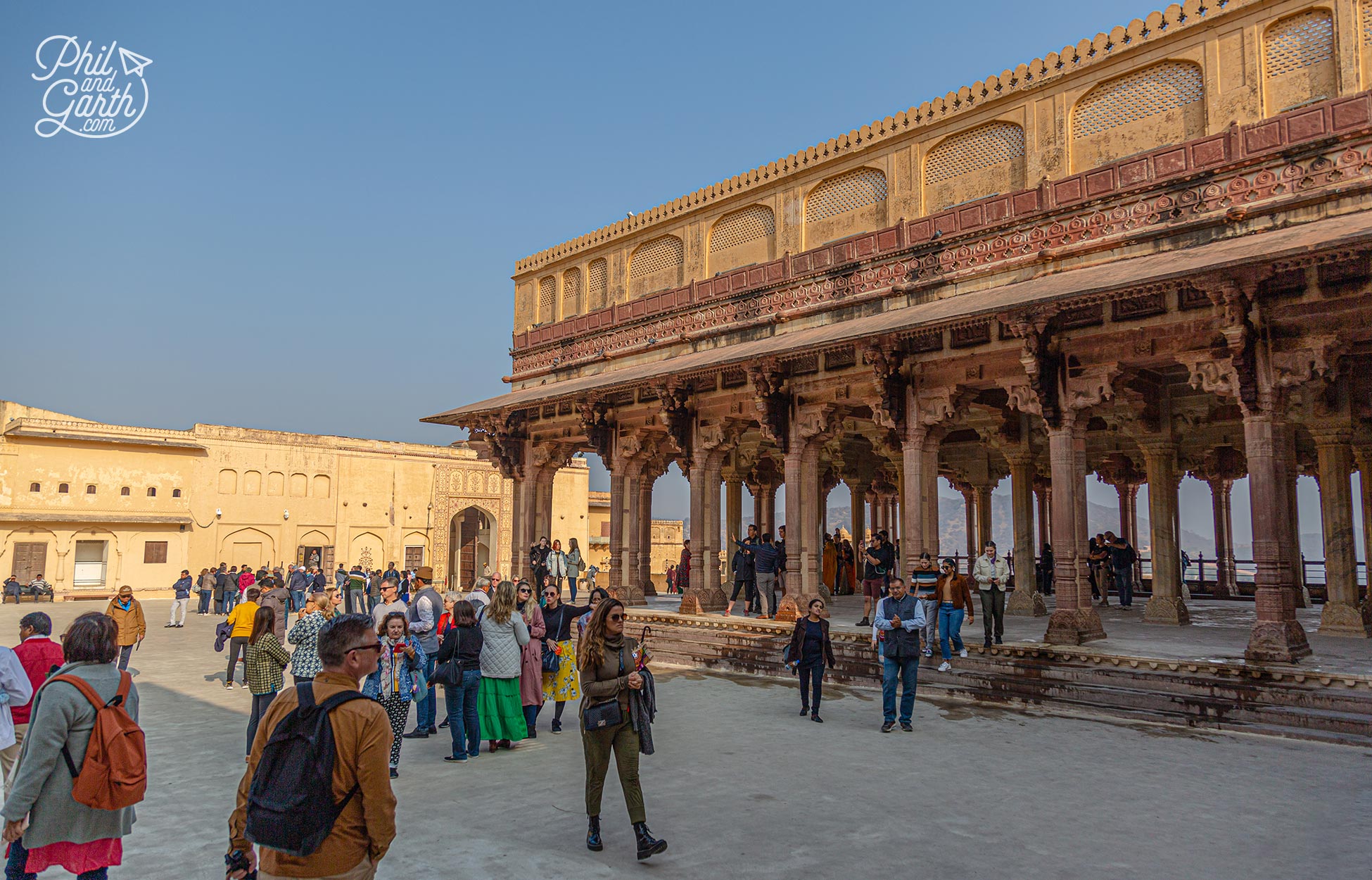 Rows of double columns in the Diwan-e-Aam - The Hall of Public Audience