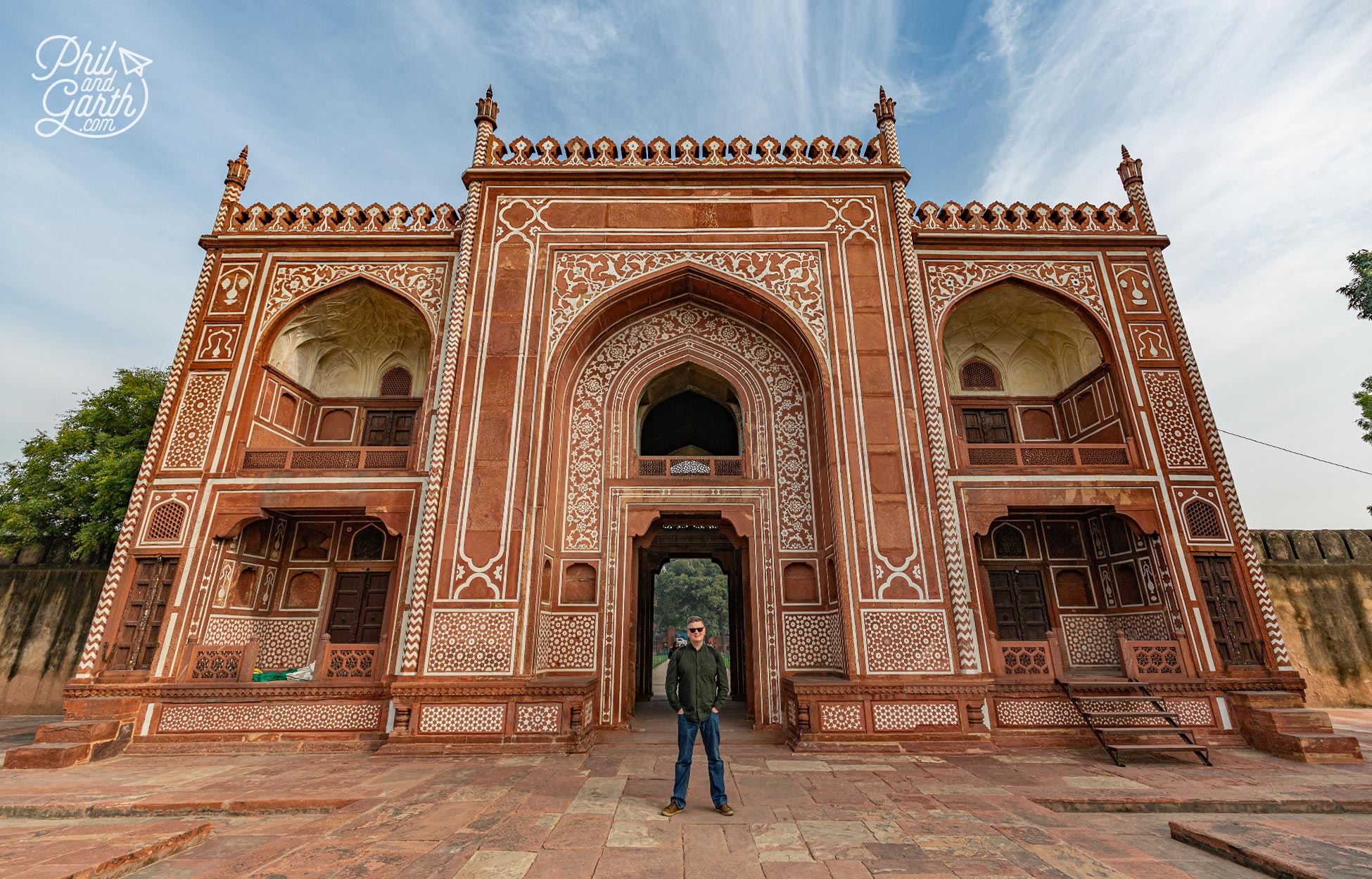 Phil at the entrance gate of I'timād-ud-Daulah