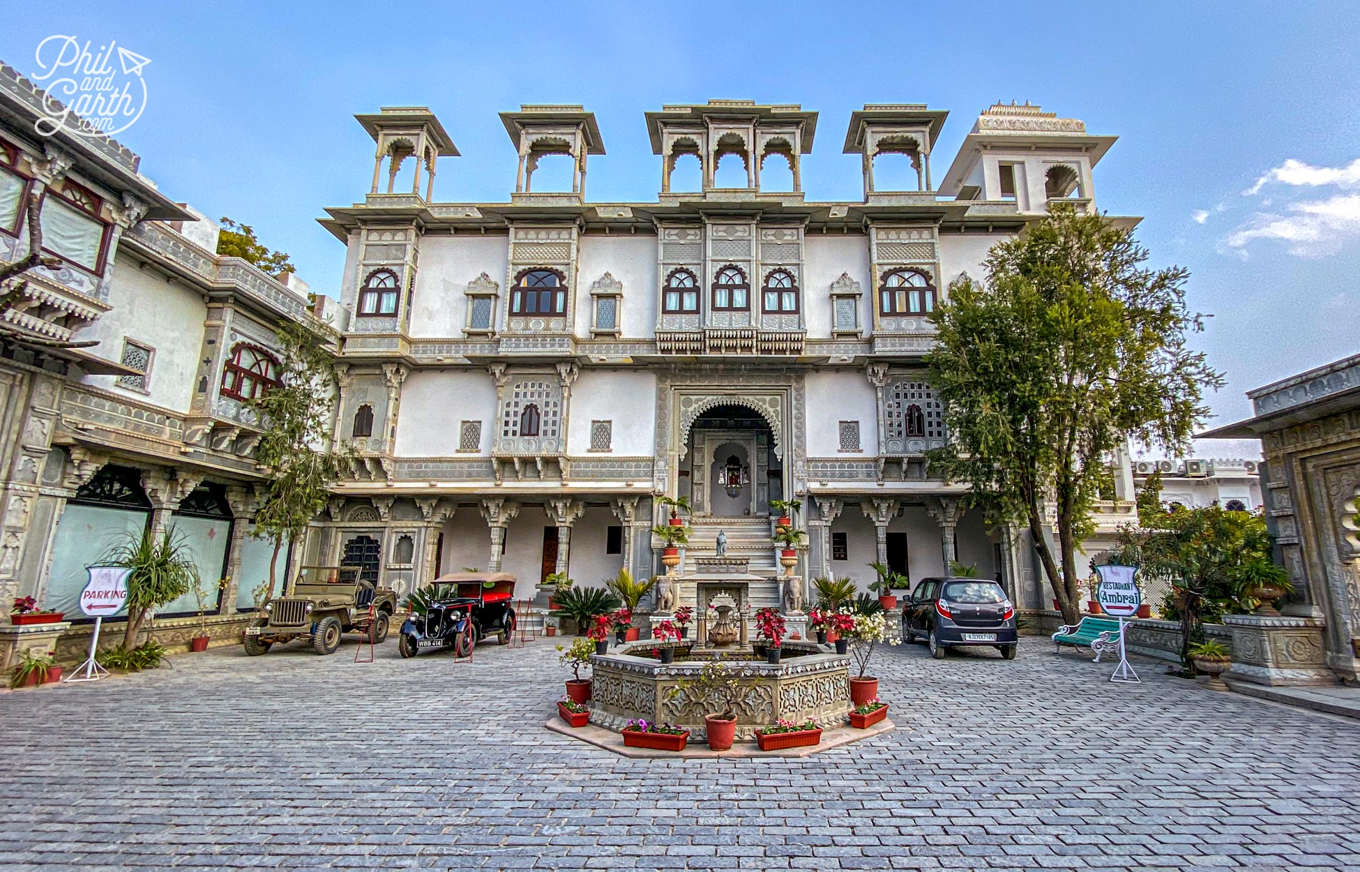 The fabulous entrance to Amet Haveli heritage hotel