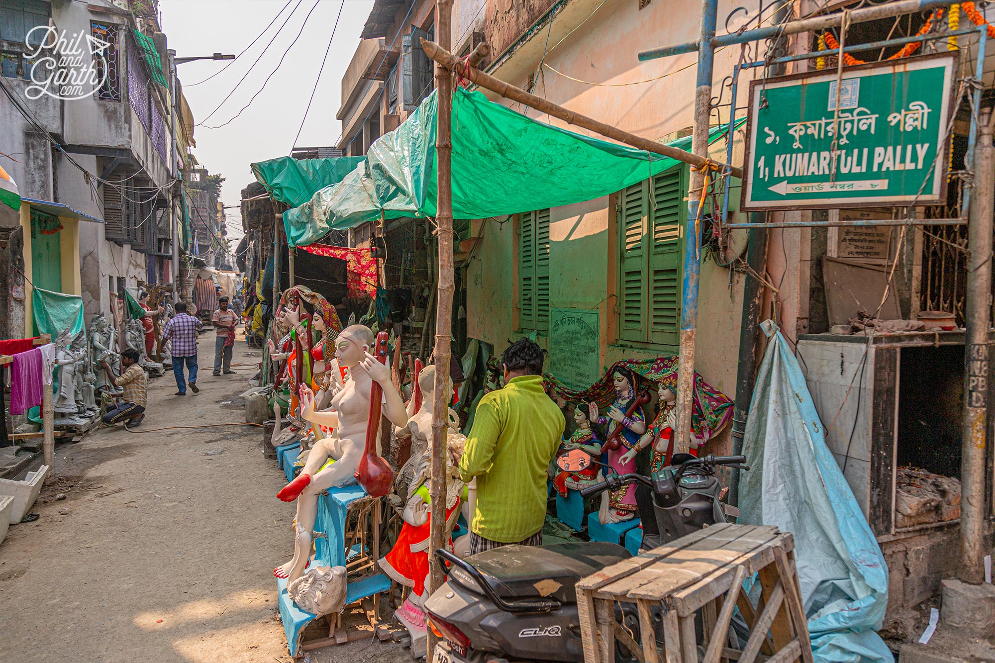 Slowly walking and browsing the artistic lanes of Kumartuli