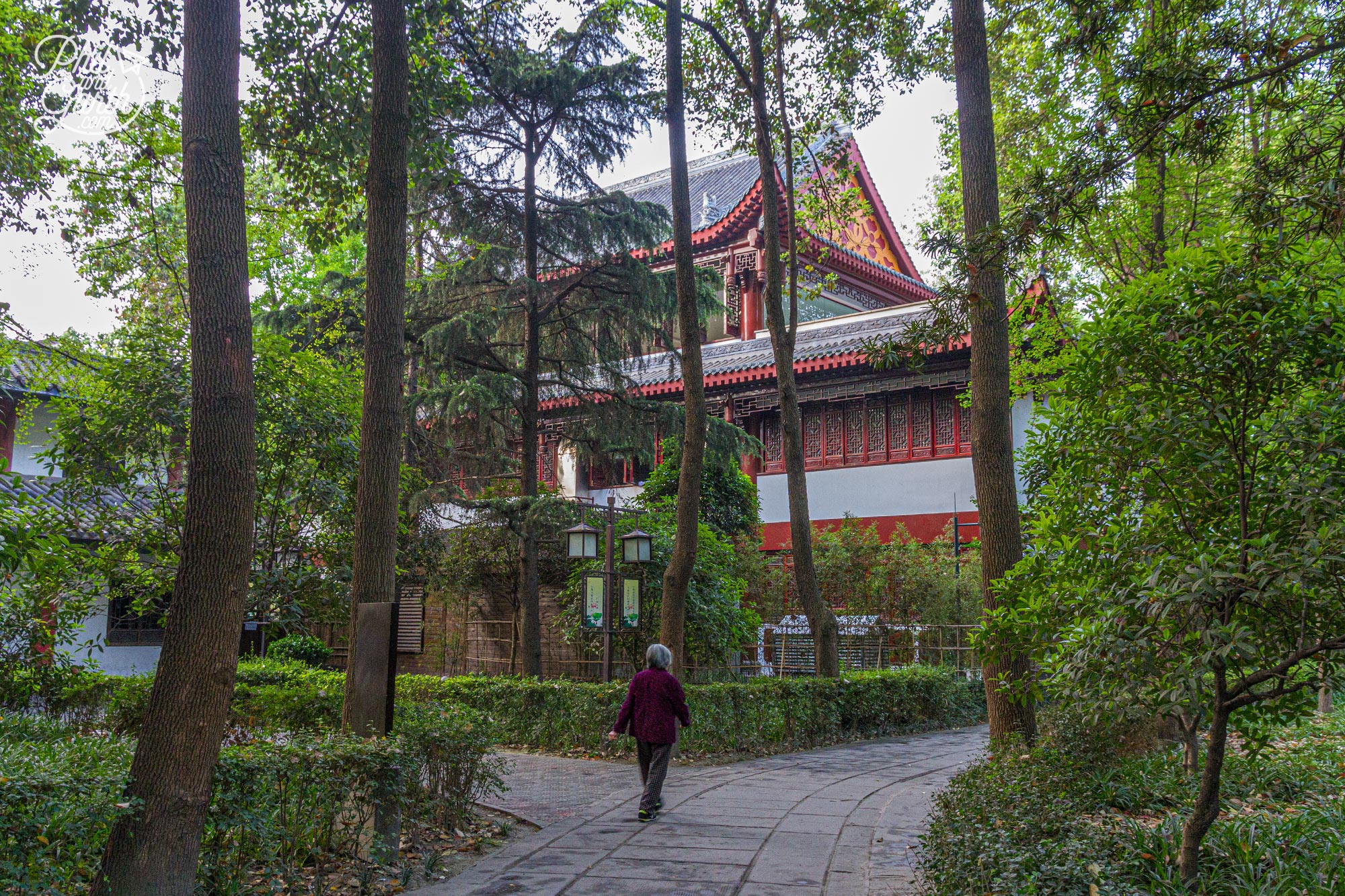 The peaceful grounds of Wenshu Yuan Monastery