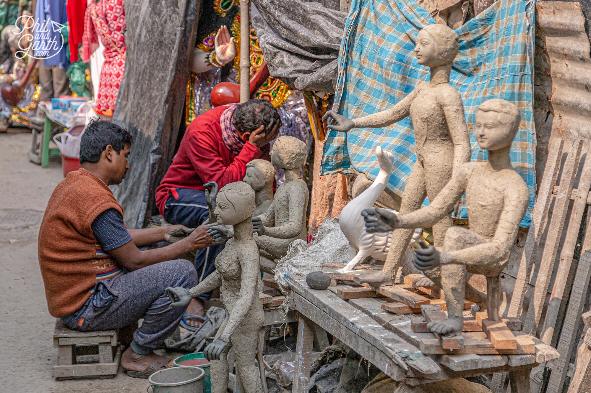 This artist makes the staute's clay hands