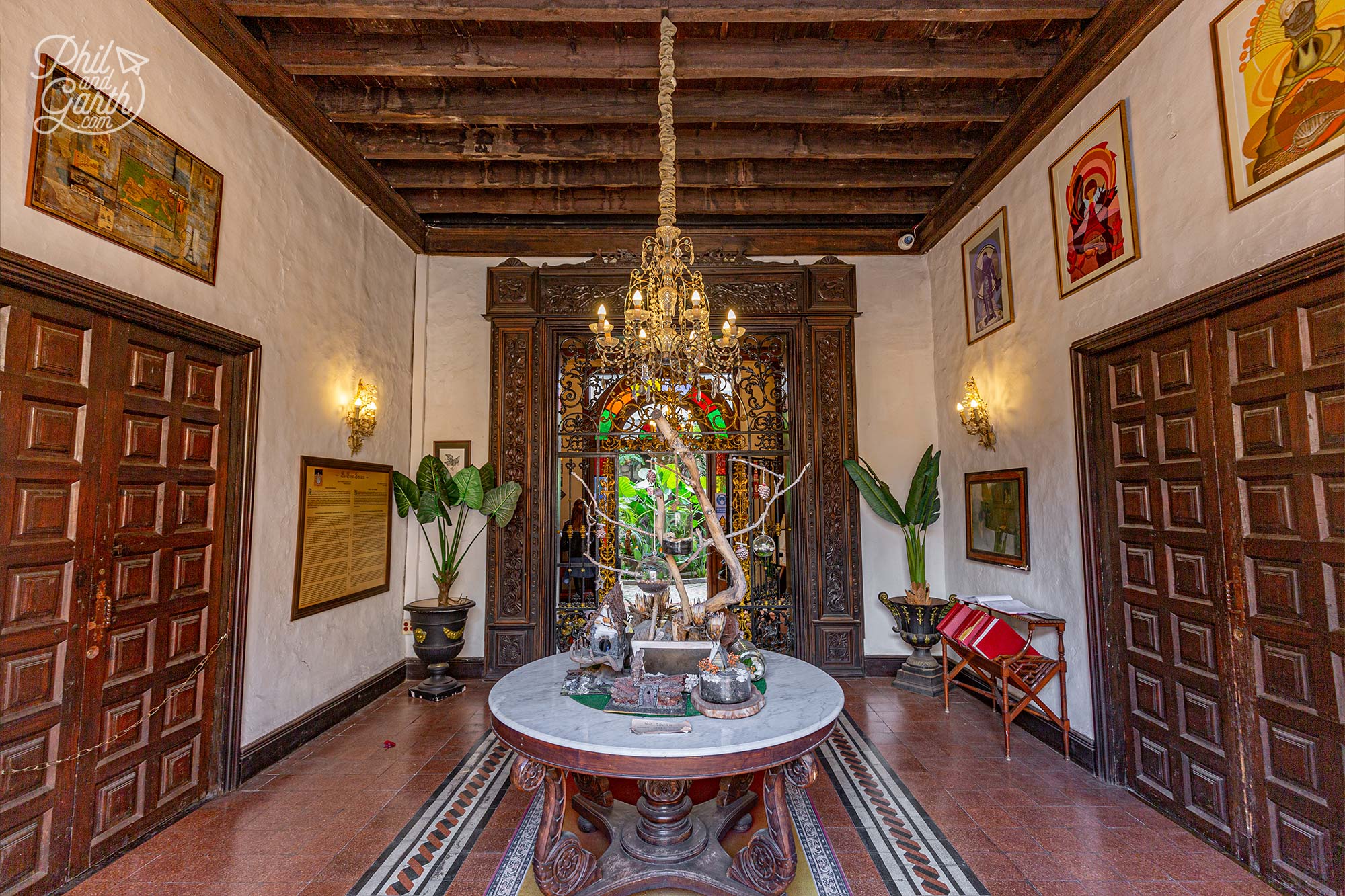 the impressive entrance to Casa Lercaro