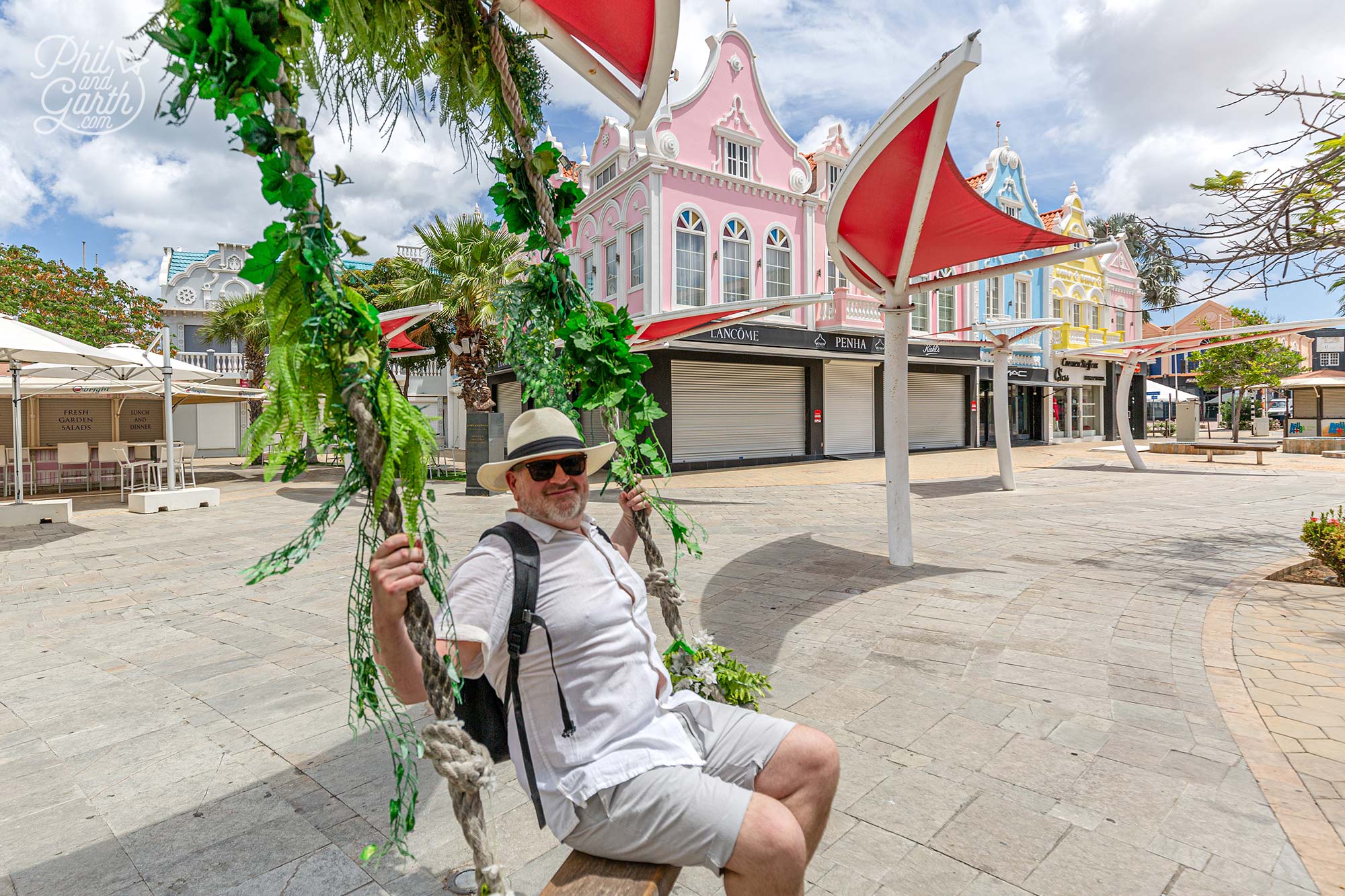 Phil in Plaza Daniel Leo, Oranjestad