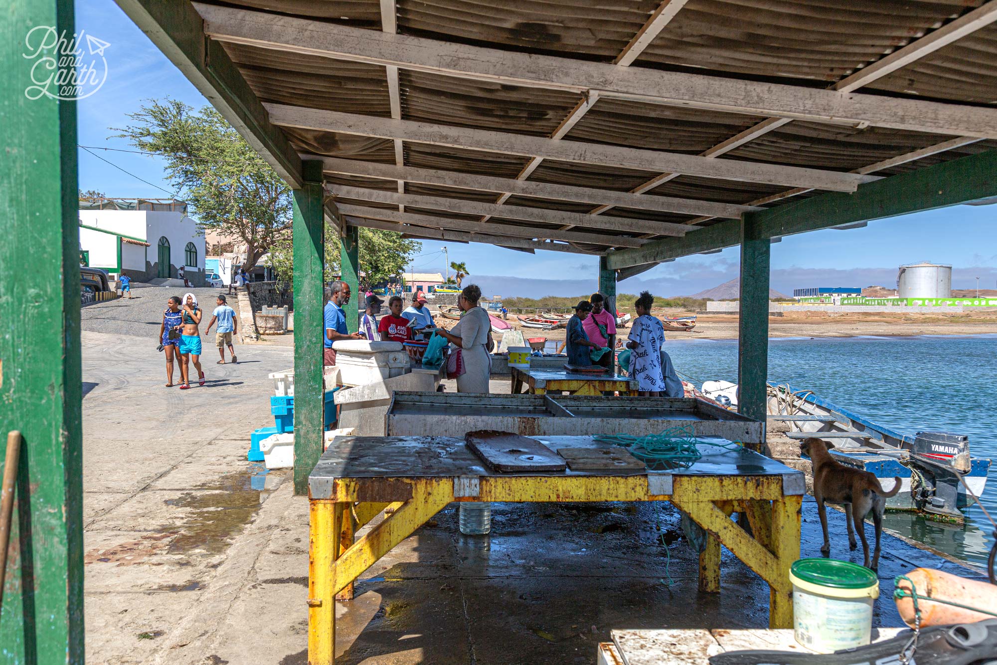 Selling the remaining fish in the harbour