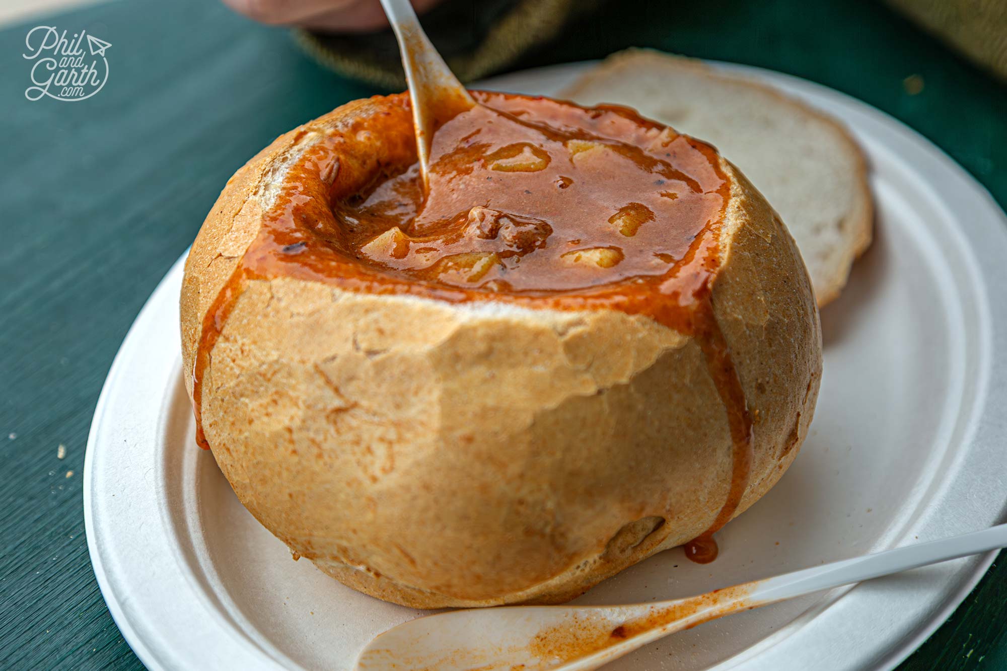 Suppen im brotteig - Goulash soup in a bread roll