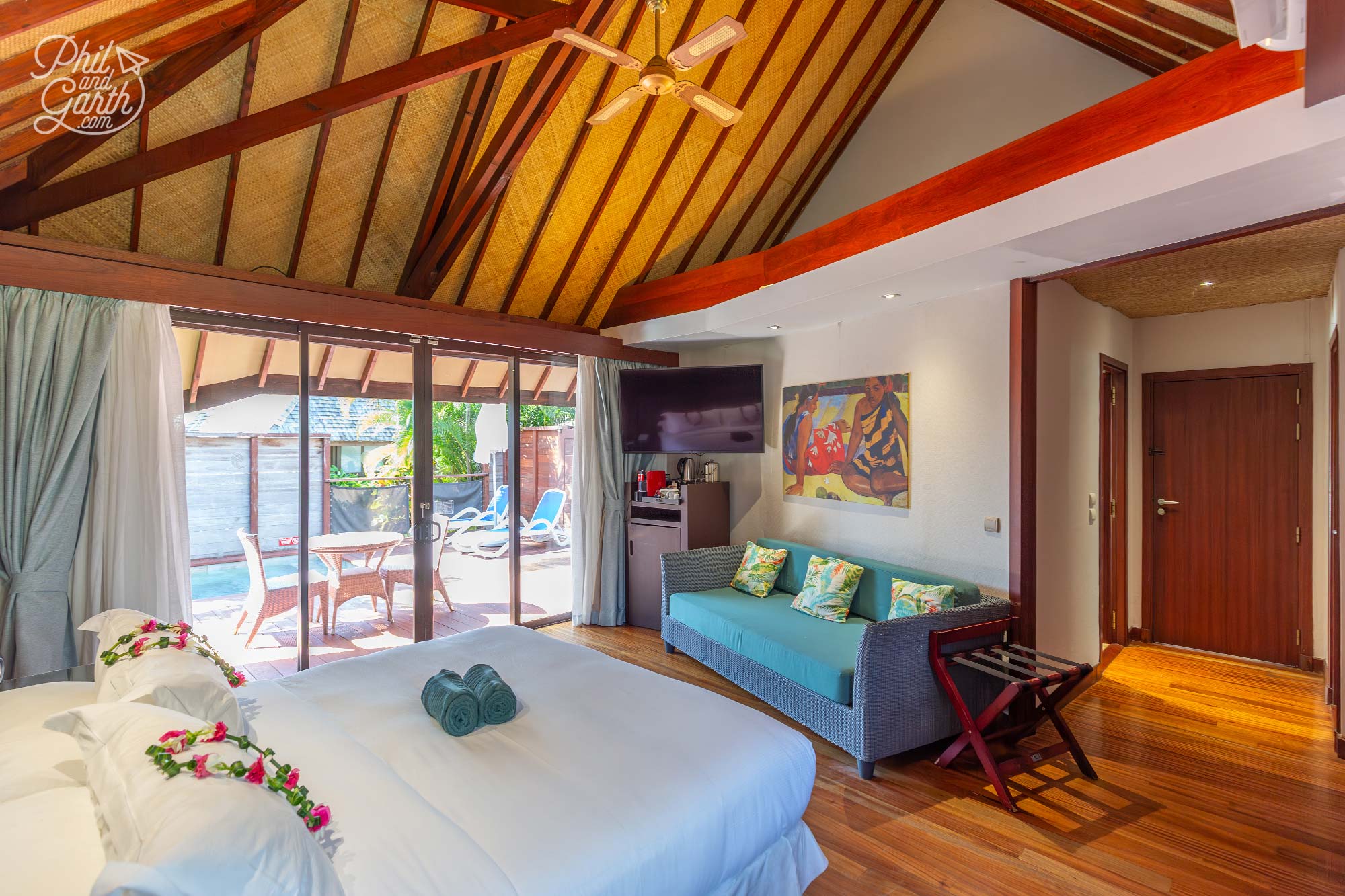 Spacious and simple Polynesian decor