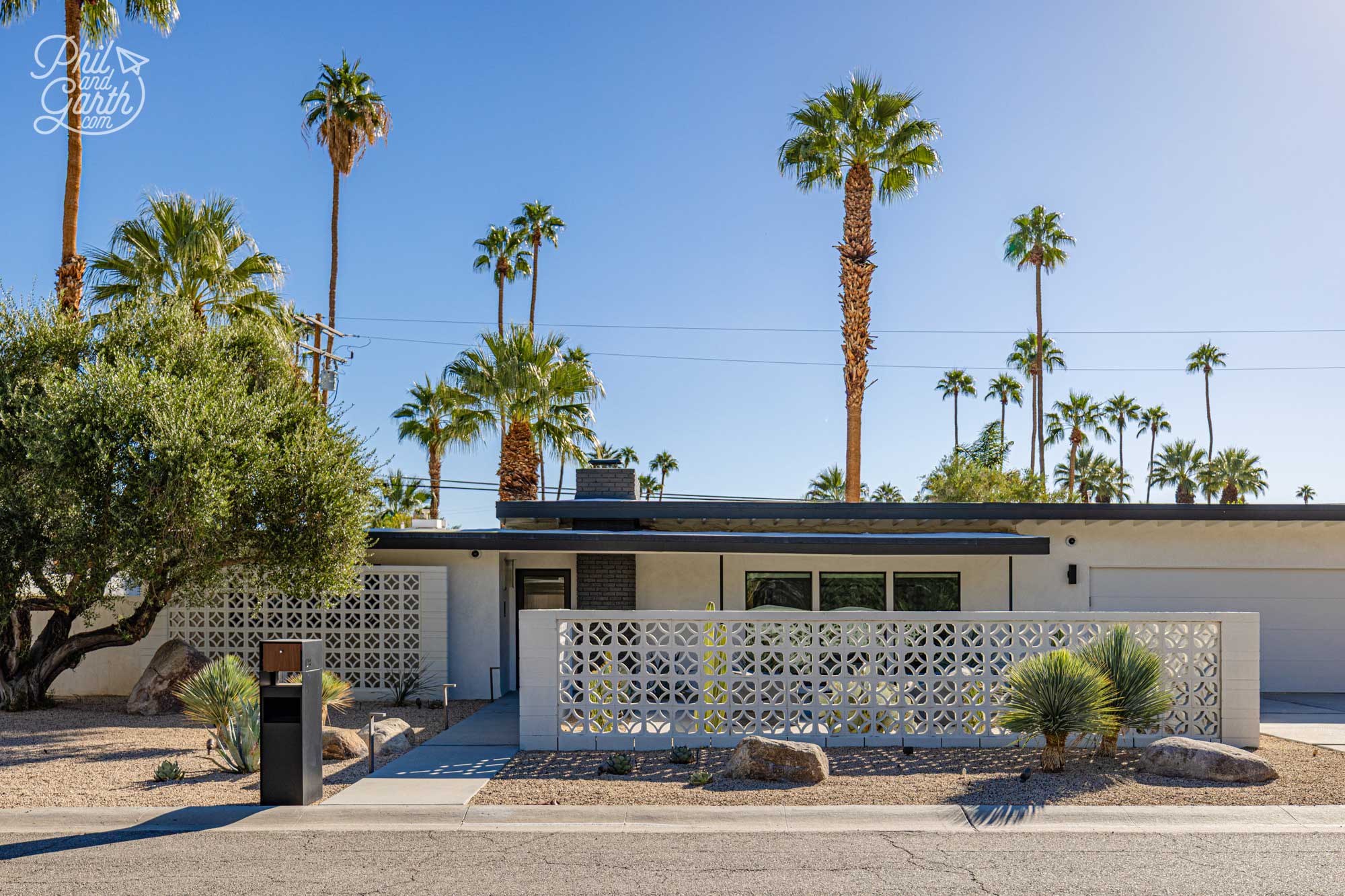 So many beautiful mid century modern-homes in Palm Springs